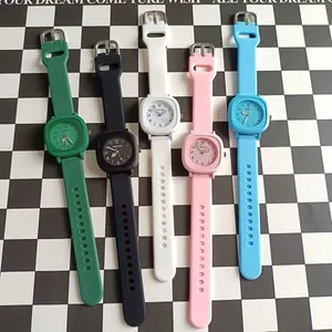Draufsicht auf fünf bunte, minimalistische Quarzuhren mit flexiblen Silikonarmbändern
