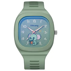 Primer plano detallado de un lindo reloj verde con diseño de elefante animado en esfera azul.