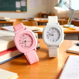 Minimalistische rosa und weiße Quarzuhr im koreanischen Stil auf einem Schreibtisch im Klassenzimmer.