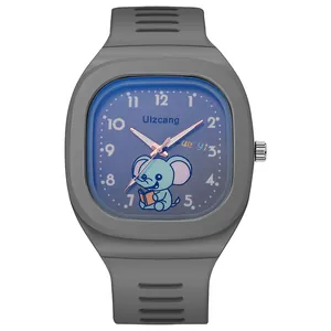 Primer plano de reloj cuadrado gris con esfera azul y motivo de elefante.