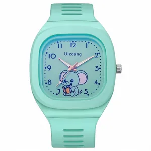 Vista detallada del reloj analógico verde menta con esfera de elefante adorable