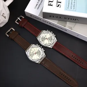 Dettaglio di orologi al quarzo minimalisti con cinturino in pelle e lancette luminose.