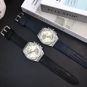 Dettaglio di orologi al quarzo vintage con cinturini in pelle e grandi quadranti testurizzati