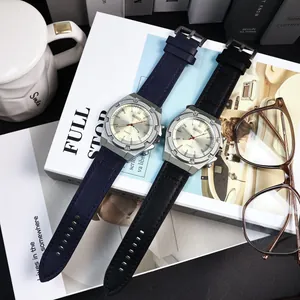 Primo piano di orologi al quarzo vintage con cinturini in pelle e lancette luminose