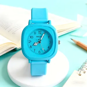Detailansicht des minimalistischen hellblauen quadratischen Zifferblatts und Silikonarmbands