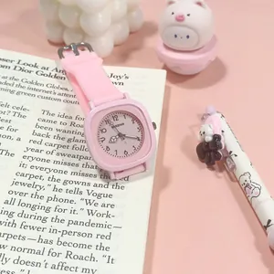 Nahaufnahme der rosa quadratischen Quarzuhr für Mädchen auf Lifestyle-Hintergrund