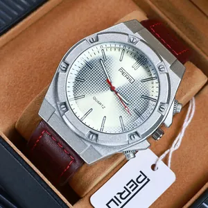 Primo piano dell'orologio al quarzo PERIU con quadrante crema e cinturino in pelle.