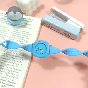 Nahaufnahme einer hellblauen Quarzuhr mit einzigartigem Spiral-Silikonarmband