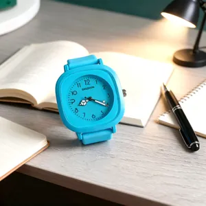 Nahaufnahme einer minimalistischen hellblauen Quarzuhr im koreanischen Stil auf Holz