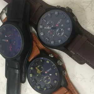 Vista detallada de tres relojes de cuarzo para hombre con esfera grande y correas de cuero.
