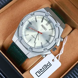 Primo piano di orologio al quarzo retrò con cinturino in pelle verde in una scatola regalo