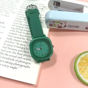 Nahaufnahme einer minimalistischen dunkelgrünen quadratischen Quarzuhr mit Silikonarmband
