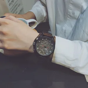 Primer plano de un elegante reloj de cuarzo para hombre con correa de cuero marrón.
