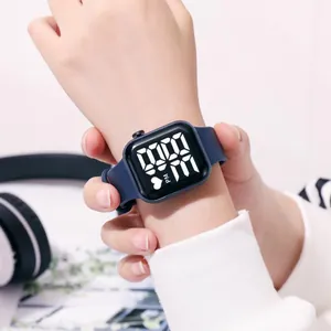 Wasserdichte LED-Digitaluhr für Kinder mit dunkelblauem Silikonarmband am Handgelenk