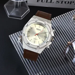 Dettaglio dell'orologio al quarzo PERIU vintage con cinturino in pelle marrone e quadrante.