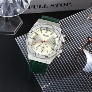 Dettaglio macro del quadrante dell'orologio al quarzo con cassa argentata e cinturino in pelle verde