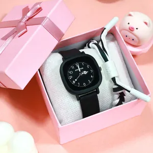 Minimalistische schwarze quadratische Studenten-Quarzuhr in rosa Geschenkbox
