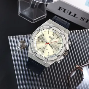 Primo piano di un orologio al quarzo in stile vintage con lunetta ottagonale argento e cinturino blu.