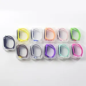 Vista dettagliata di undici orologi digitali colorati in scatole di plastica PP