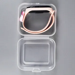 Dettaglio di una scatola rettangolare in plastica PP trasparente con un cinturino d'orologio.