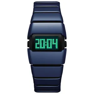 Vooraanzicht van minimalistisch Y2K-stijl digitaal horloge met groen gloeiend LED-display