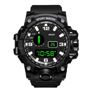 Montre de sport numérique robuste pour homme avec cadran noir et bracelet étanche.