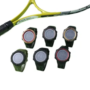 Collezione di orologi sportivi digitali impermeabili in vari colori su sfondo bianco