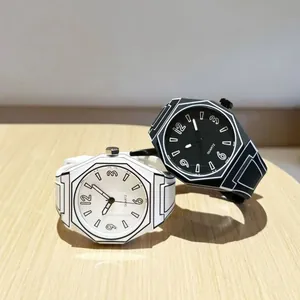 Relojes de cuarzo creativos con estilo de cómic 2D en blanco y negro para estudiantes
