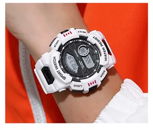 Vue détaillée d'une montre de sport numérique blanche au design robuste et durable