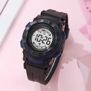 Gros plan d'une montre de sport numérique pour enfants avec bracelet en silicone bleu