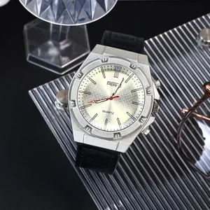 Primo piano di un orologio al quarzo vintage con lunetta ottagonale e cinturino nero.