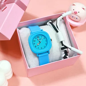 Detailaufnahme einer blauen Quarzuhr mit Silikonarmband in einer rosa Geschenkbox