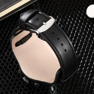 Primer plano de la correa de cuero negro y hebilla de plata de un reloj deportivo para hombre