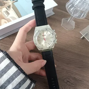 Primo piano di un orologio al quarzo stile vintage con lunetta ottagonale e cinturino nero