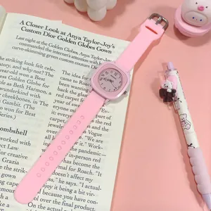Nahaufnahme einer minimalistischen rosa quadratischen Quarzuhr für Mädchen mit Band