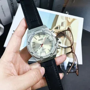 Primo piano di un orologio al quarzo vintage con quadrante grande e cinturino in pelle nera