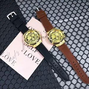 Detalle de relojes de cuarzo para hombre con esfera esqueleto y correas de cuero.
