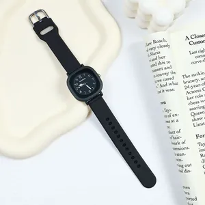Detailansicht einer minimalistischen schwarzen quadratischen Quarzuhr mit Silikonarmband