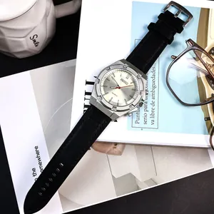 Orologio al quarzo vintage con cinturino in pelle nera e lunetta ottagonale su sfondo lifestyle