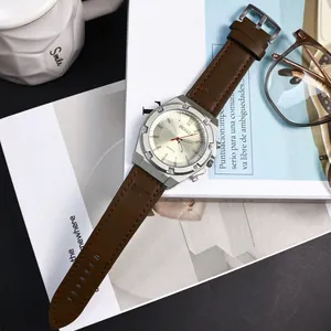 Orologio al quarzo minimalista vintage con cinturino in pelle marrone e lancette luminose, dettaglio