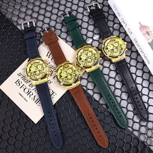 Detalle de relojes de cuarzo para hombre con caja dorada y correas de cuero de colores.