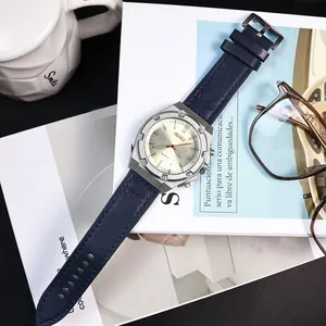 Dettaglio di orologio al quarzo rotondo con cinturino in pelle blu scuro e quadrante