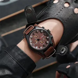 Nahaufnahme einer maskulinen Herren-Quarzuhr mit braunem Zifferblatt und Lederarmband.