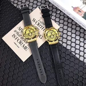 Vista detallada de dos relojes de hombre con esferas esqueleto doradas y correas cuero