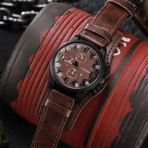 Detailaufnahme einer Herrenquarzuhr im Militärstil mit braunem Lederarmband