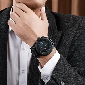 Detailansicht Herren Quarzuhr im Militärstil mit schwarzem Zifferblatt und Lederarmband