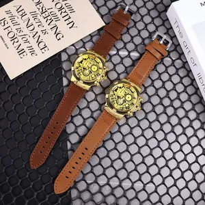 Vista detallada de dos relojes de cuarzo esqueleto para hombre con correas de cuero marrón.