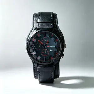 Herren Quarzuhr im Militärstil mit schwarzem Lederarmband und roten Akzenten.