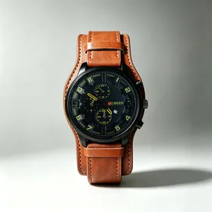 Detailansicht der Herren-Militärquarzuhr mit braunem Leder-Manschettenarmband.