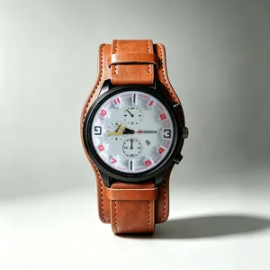 Nahaufnahme dieser Militär-Quarzuhr mit weißem Zifferblatt und breitem braunem Lederarmband